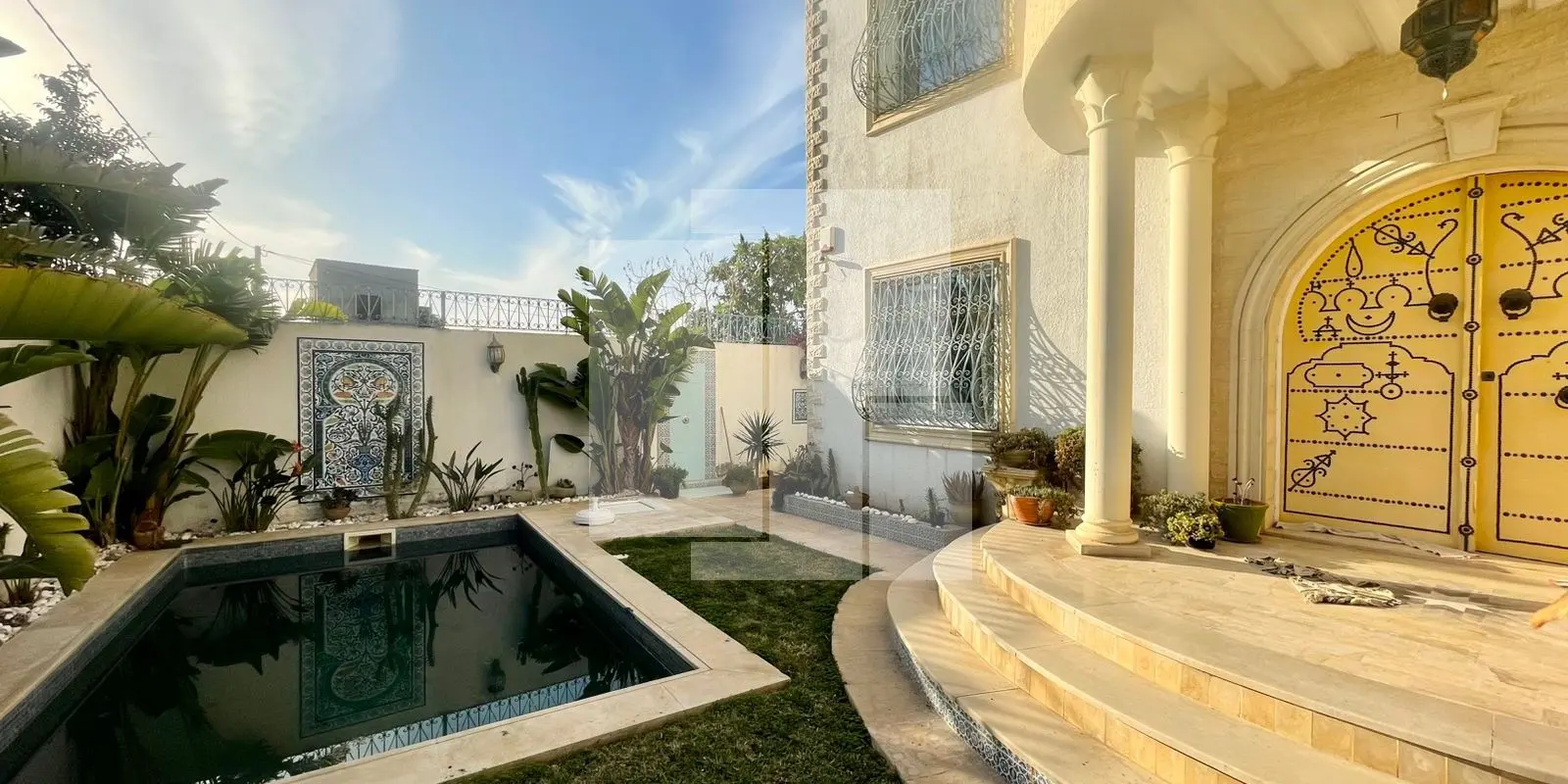 Villa S+5 avec piscine, La Soukra