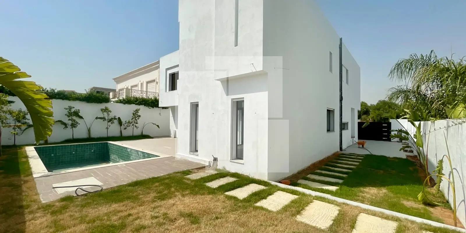 Villa S+5 moderne avec piscine, La Soukra